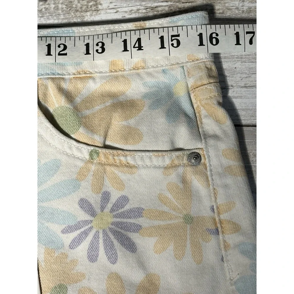 NWT Forever 21 Denim Shorts Size 29 Raw Hem. White Denim Daisy‎ Floral